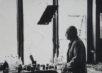 Léon Gard dans son atelier de la rue des Bourdonnais (photo prise le 7 février 1975 par Michel Duvernay)