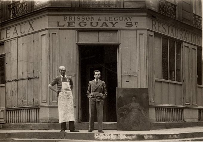 L'atelier de restauration de la rue des Bourdonnais (au centre,Léon Gard), vers 1945.
