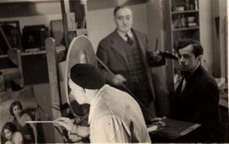 Léon Gard (assis à droite) dans l'atelier de restauration de la rue des Bourdonnais, vers 1935 (debout au centre, Henri Leguay)