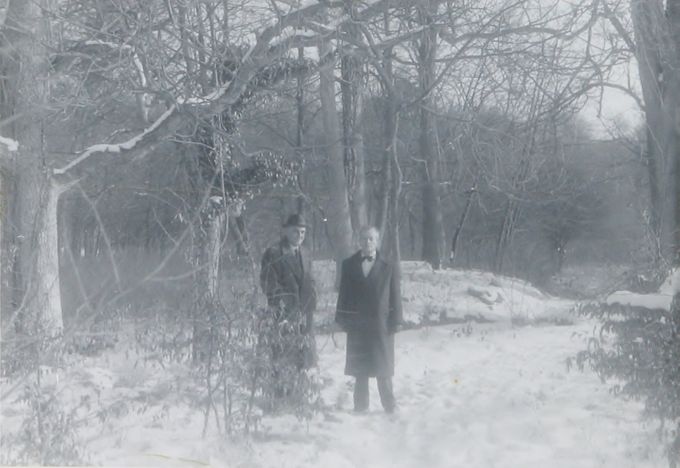 Léon Gard (tête nue) et Florentin Marquere dans le parc des Bonshommes en hiver.
