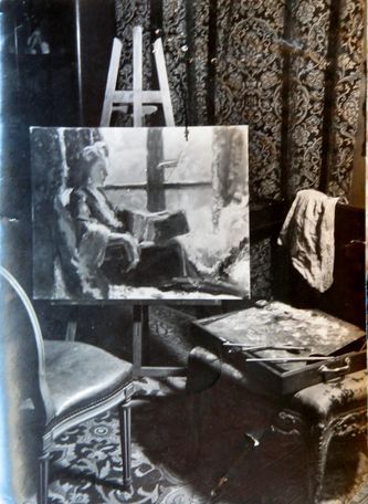 Le portrait de Lana Marconi sur le chevalet, avec la boite de couleurs de Léon Gard sur un fauteuil (photo prise par Sacha Guitry    dans son hôtel de l'avenue Elisée Reclus)