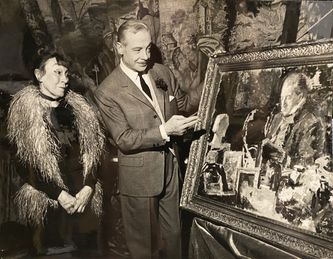 L'actrice Jeanne-Fusier Gir devant le portrait de Sacha Guitry par Léon Gard. (Photo Claude Poirier)